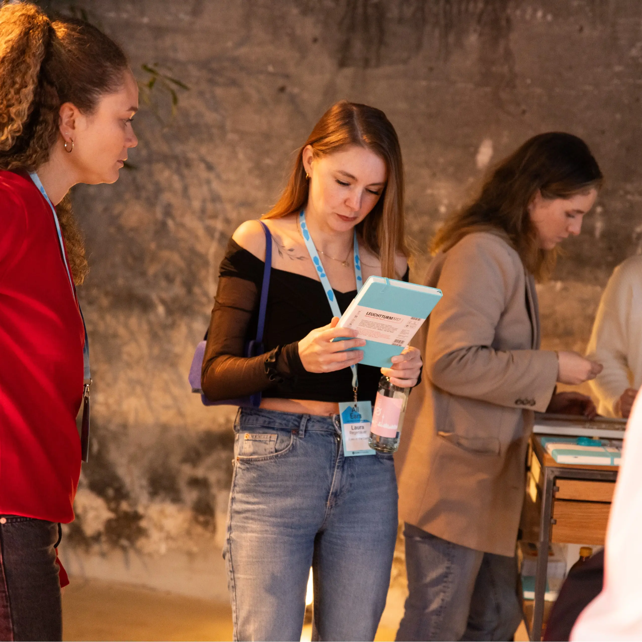 Visitantes eligen libretas y revisan detalles como el color y las características.